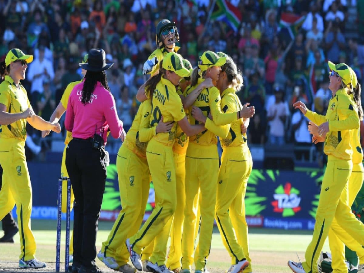 PHOTOS: ऑस्ट्रेलिया ने महिला टी20 विश्व कप में दूसरी बार लगाई खिताबी हैट्रिक, जीत के बाद मना जश्न
